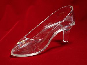フジテレビドラマに採用された、履けるガラスの靴。